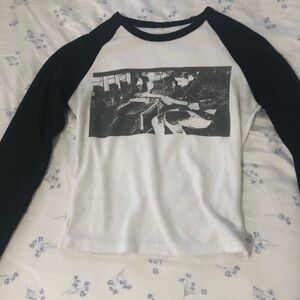 Black and white graphic long sleeve top. Only worn once, very cute! 🖤🤍